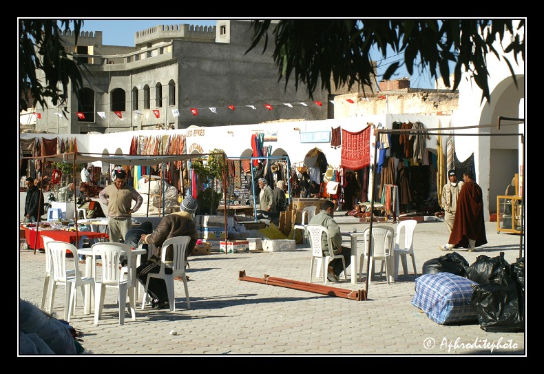 156 Douz, commerce sur la place centrale